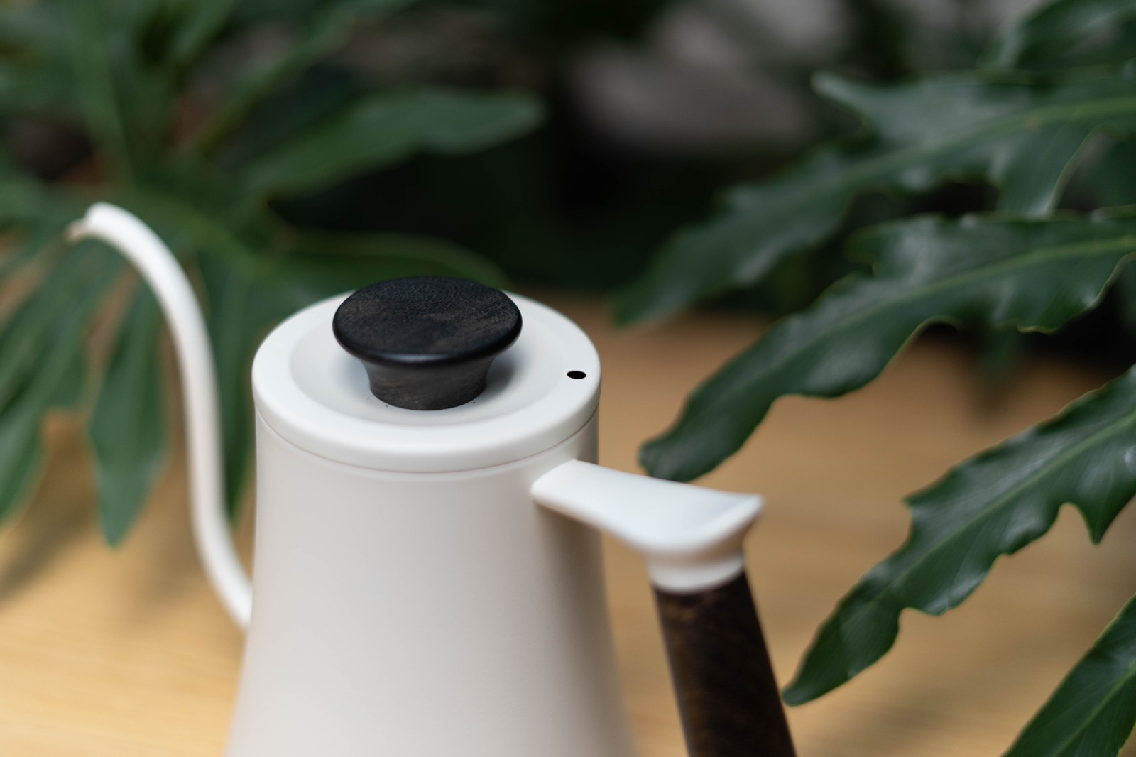 tetera cuello de ganso blanca mango de madera 350ml