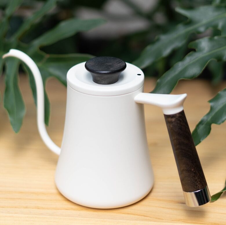 tetera cuello de ganso blanca mango de madera 350ml