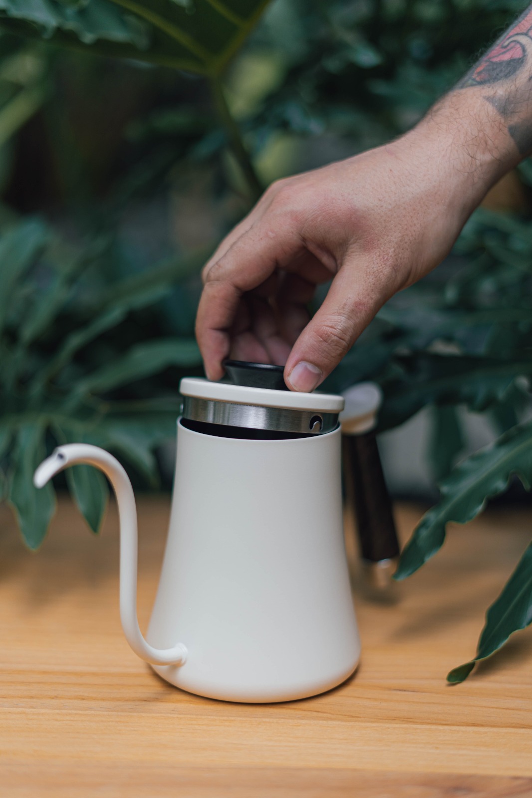 tetera cuello de ganso blanca mango de madera 350ml