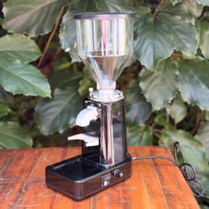Producto: Molino para Espresso 019-018 Dimensiones: 23 x 14 x 43 cm Capacidad de la tolva: 1000 ml Peso: 5 kg Voltaje: 110 V Potencia: 200 W Uso ideal: Espresso, cafeterías y estaciones de café en casa Función: Molienda uniforme y precisa para café espresso