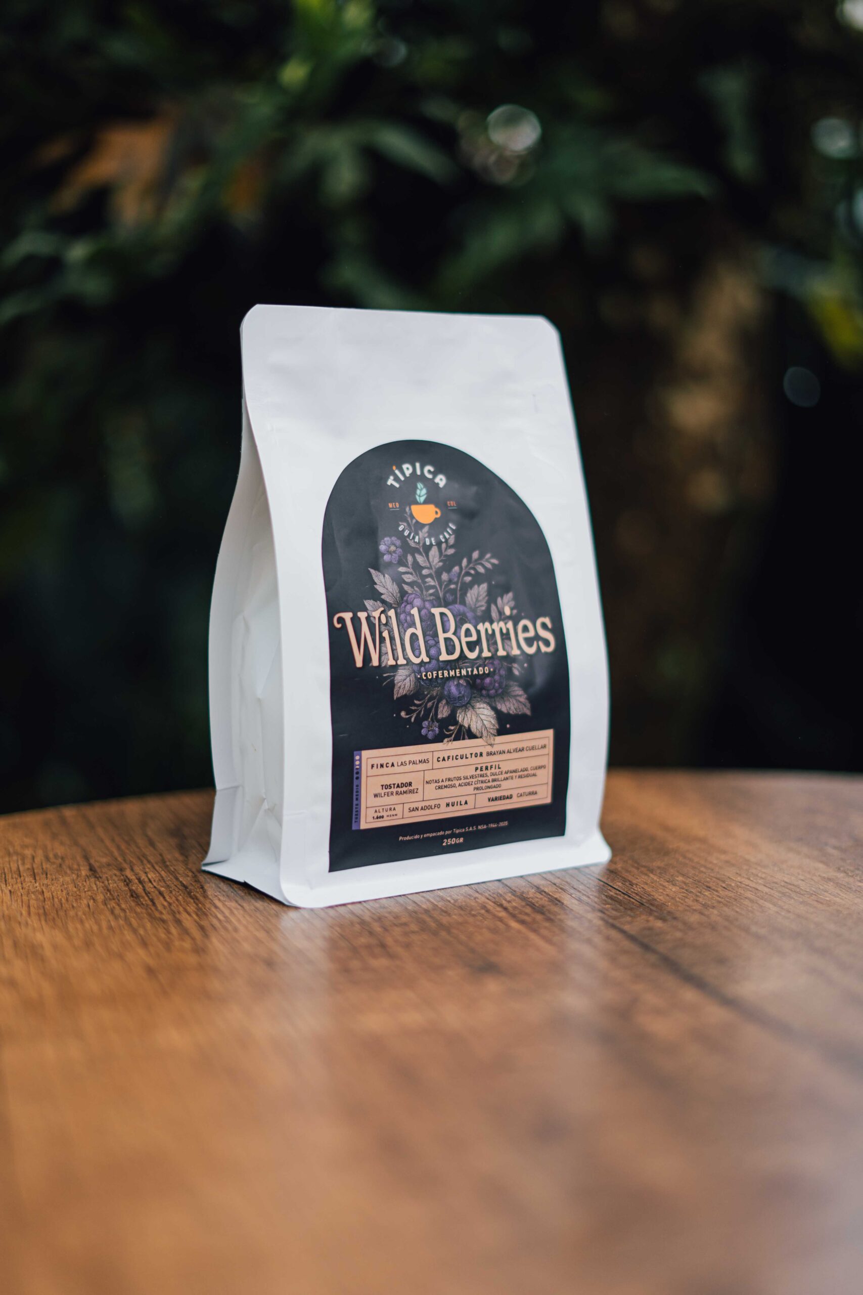 Producto: Café Wild Berries Co-fermentado Origen: San Adolfo, Huila Finca: Las Palmas Caficultor: Brayan Alvear Cuéllar Altura: 1.600 m s.n.m. Variedad: Caturra Proceso: Co-fermentado Perfil sensorial: Frutos silvestres, dulce apanelado, cuerpo cremoso, acidez cítrica brillante y residual prolongado Tostador: Wilfer Ramírez Tueste: Medio Presentación: 250 g